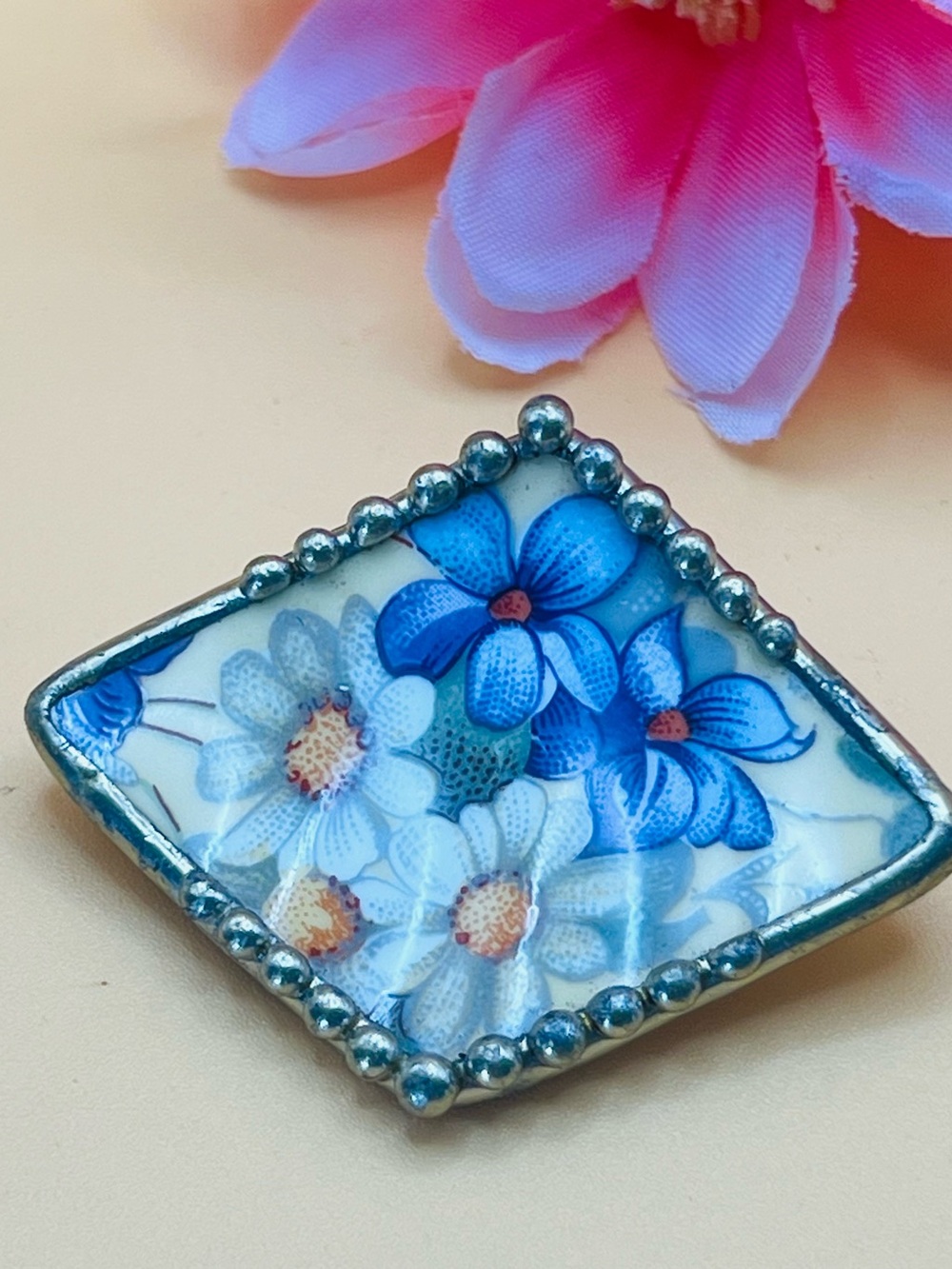 VINTAGE LINDA CARRIGAN "BROKEN CHINA" Diamond shaped BROOCH /Pendant Signed